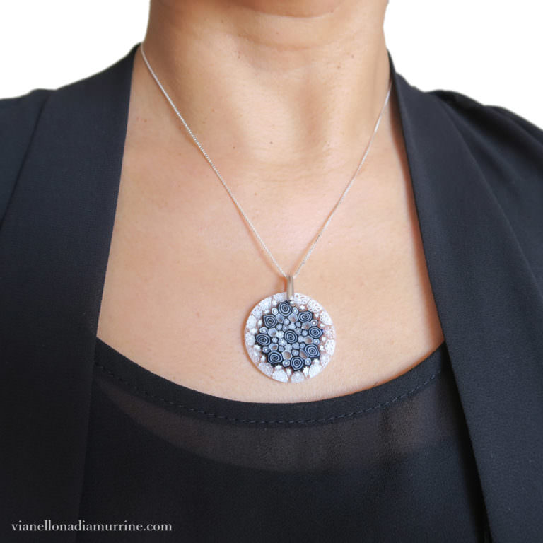 Collana verde e bianca con pietre in vetro lavorato - Gioielli - Co